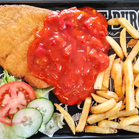 Schwein-Schnitzel mit Paprikasauce nach Balkan Art, 180 g