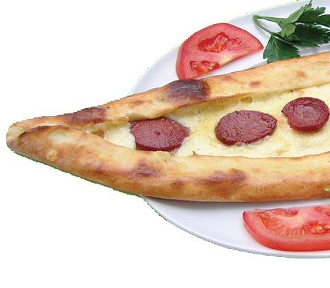 Pide mit Knoblauchwurst und Käse