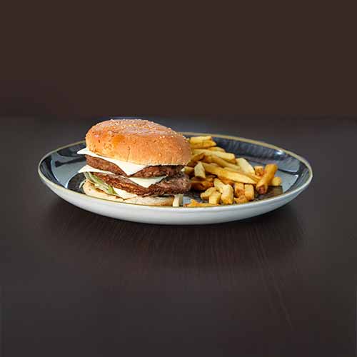 Big Cheeseburger mit Pommes frites