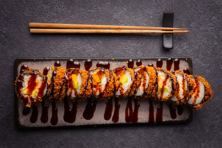 Crispy Lachs Avocado Roll