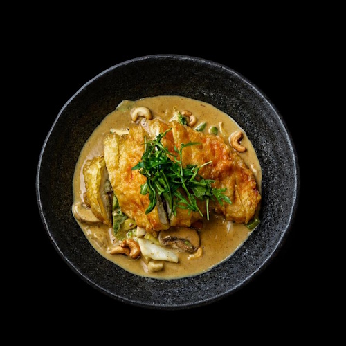Knuspriges Hähnchen mit Erdnusssauce