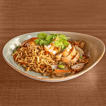Bratnudeln mit gebackenem Hähnchenbrustfilet Wok